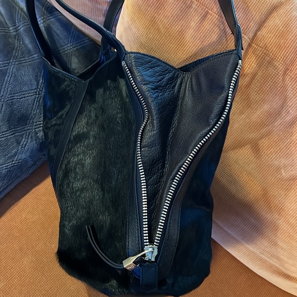 Black leather bag with pony fur on sides - Picture 6 of 7